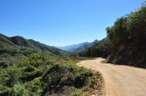 Estrada vai serpenteando moro acima, em direção à Sucre - Bolívia